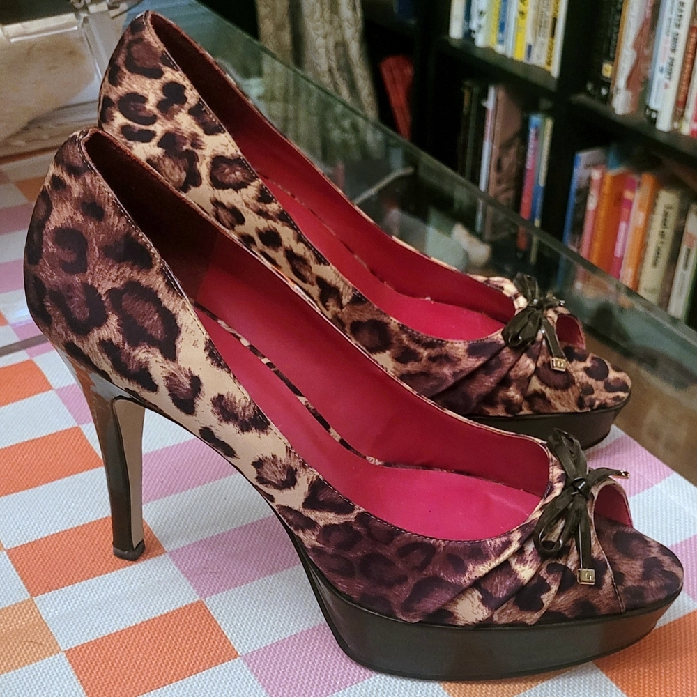 GUESS "JULES 2" CHOCOLATE BROWN LEOPARD PIN-UP PEEP TOE PLATFORMS